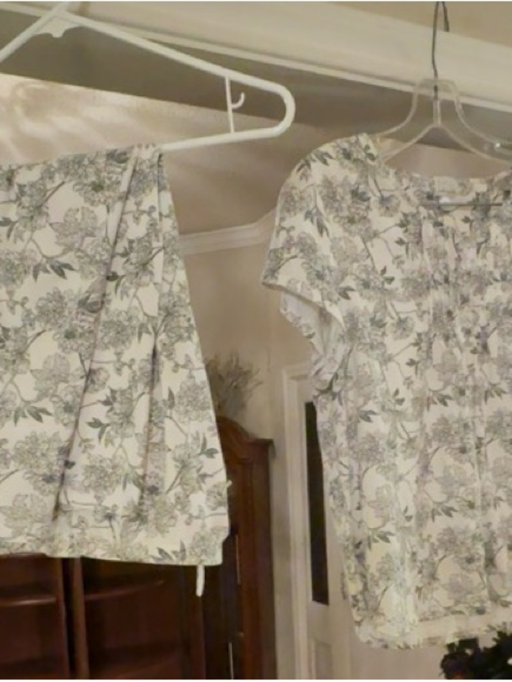 Floral Short-Sleeve 2 PC in White and Greg/Black Pajamas Size Large
